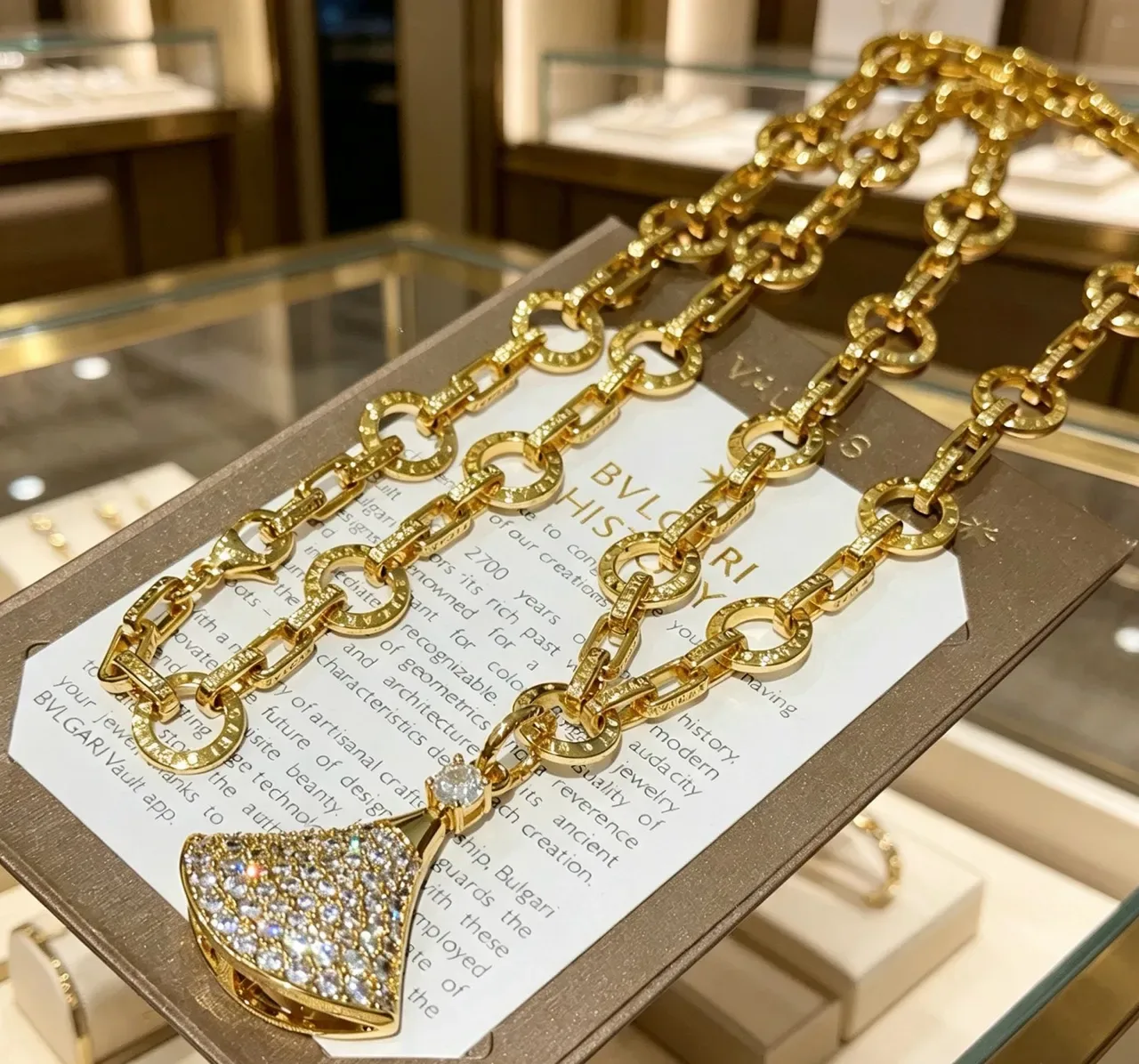 Bvlgari Divas’ Dream قلادة ذهبية Pavé مروحة 9