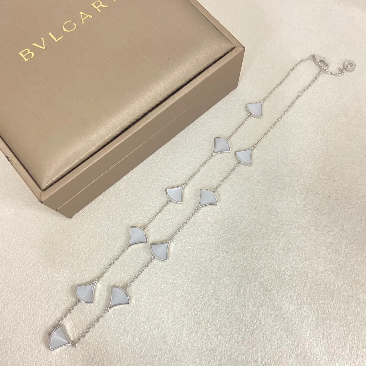 Bvlgari Divas’ Dream व्हाइट गोल्ड पंखे के आकार की जड़ाई वाला फाइन चेन संरचना ब्रेसलेट 7