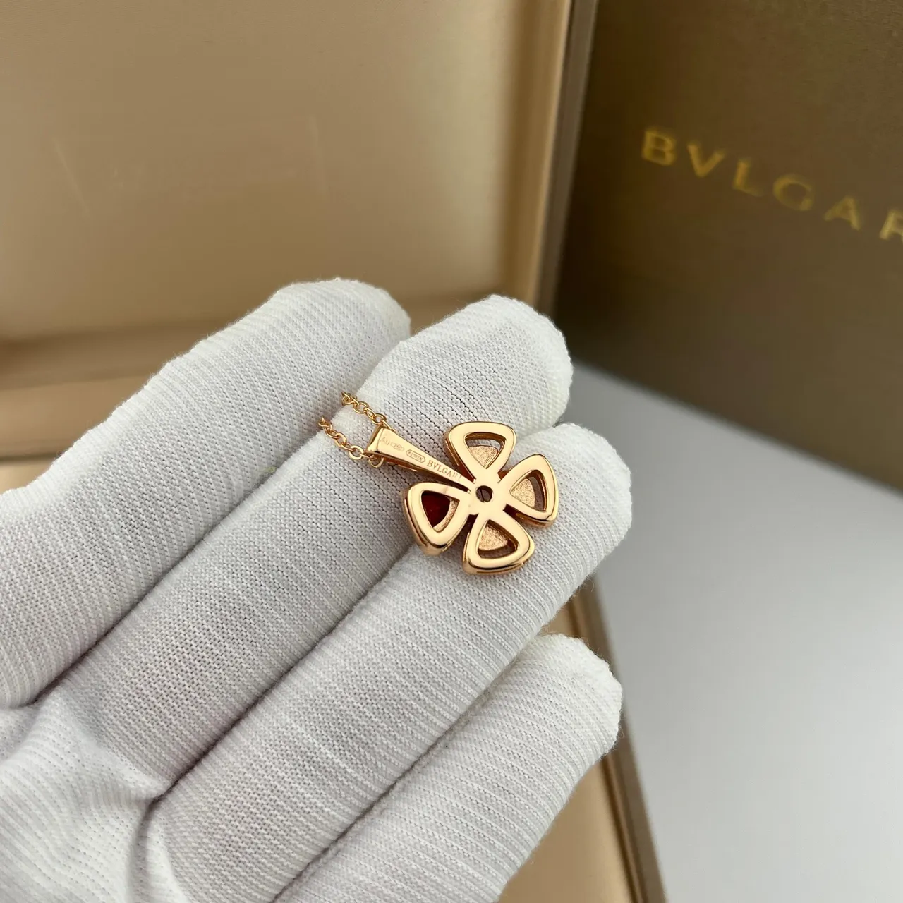 Bvlgari Fiorever Gold Rouge Pendentif Trèfle Quatre Pétales Ajustements Diamants Pavé Collier 2