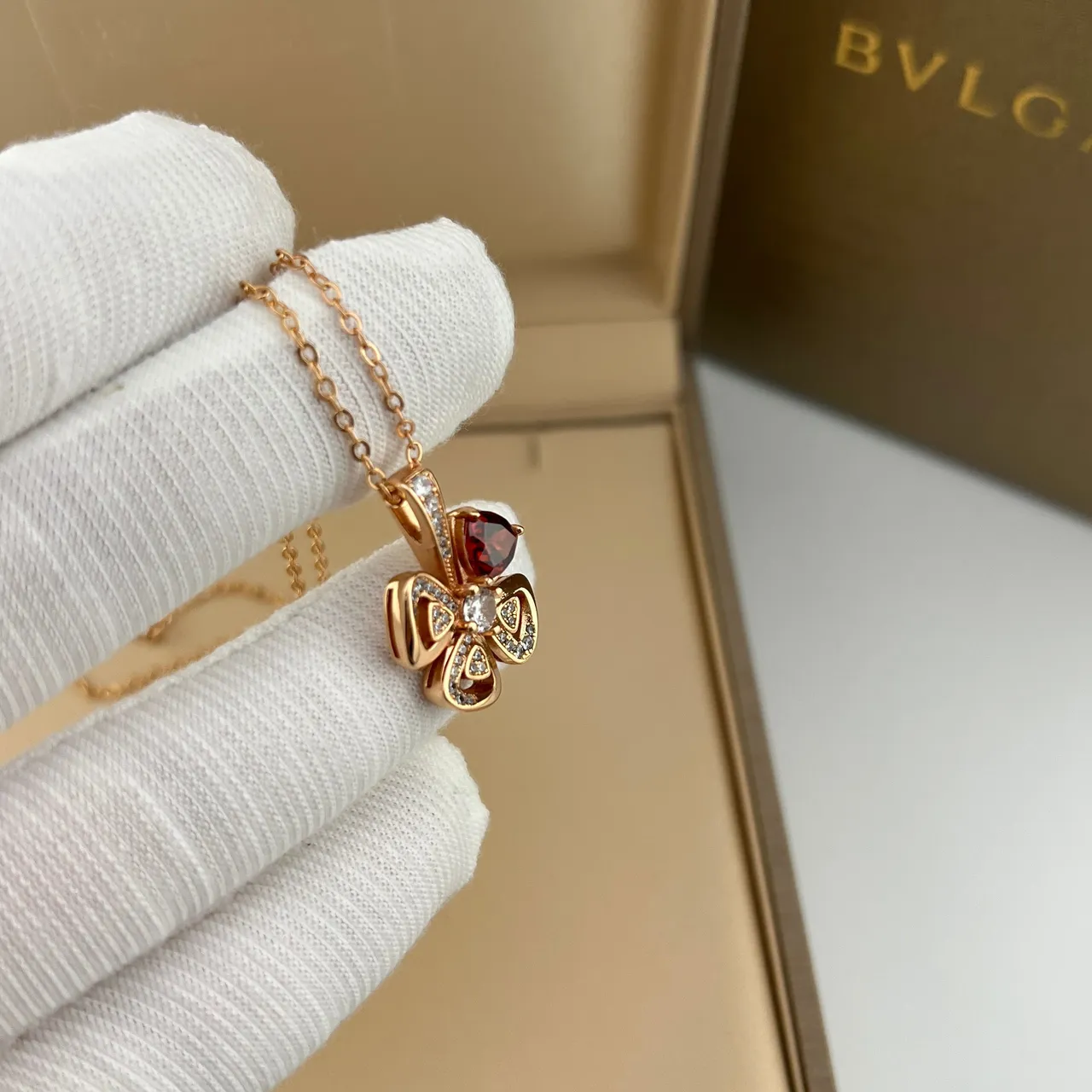 Bvlgari Fiorever Gold Rouge Pendentif Trèfle Quatre Pétales Ajustements Diamants Pavé Collier 3