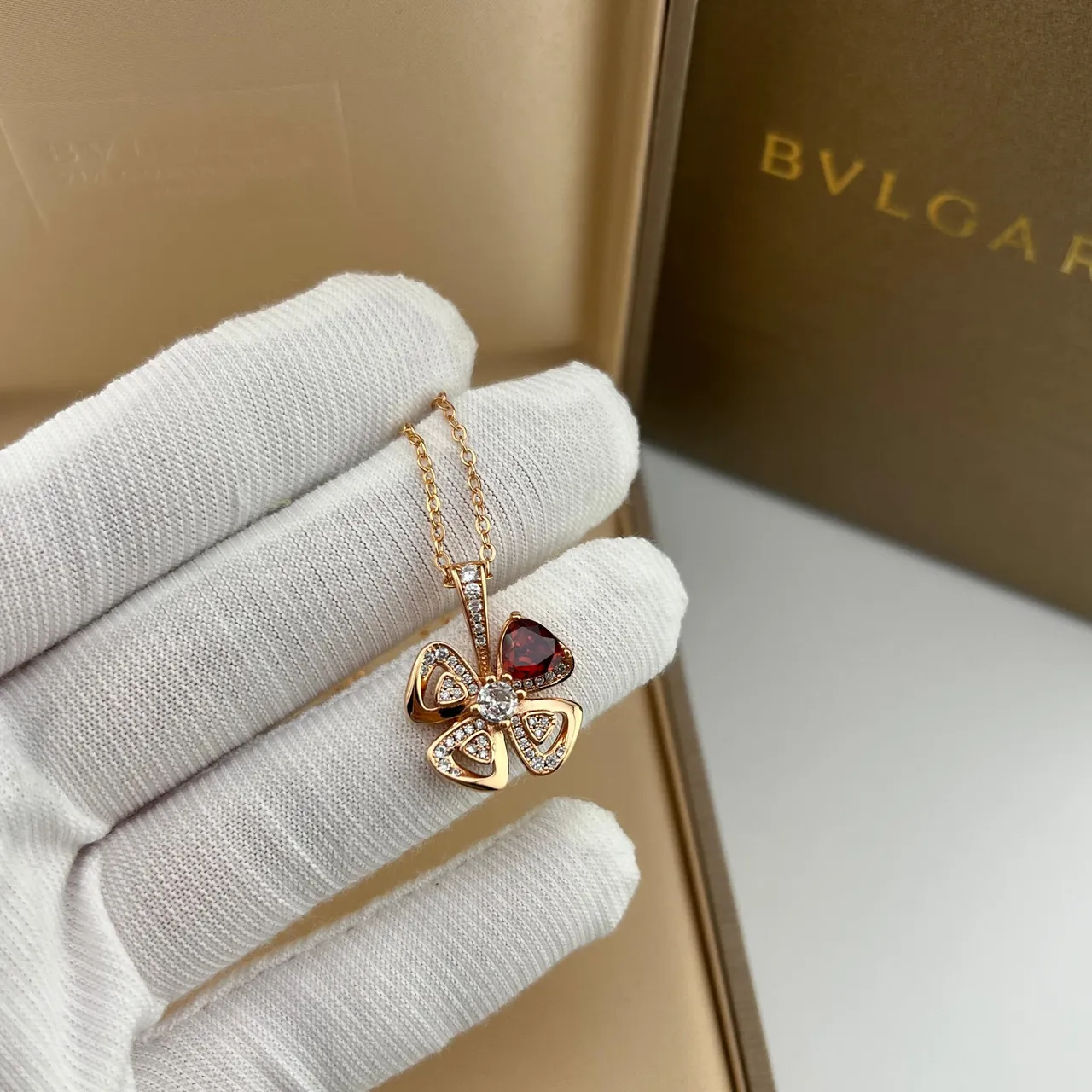 Bvlgari Fiorever Gold Rouge Pendentif Trèfle Quatre Pétales Ajustements Diamants Pavé Collier 4