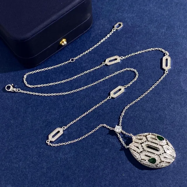 Bvlgari Collier pendentif or vert géométrique en treillis de diamants pavé 2