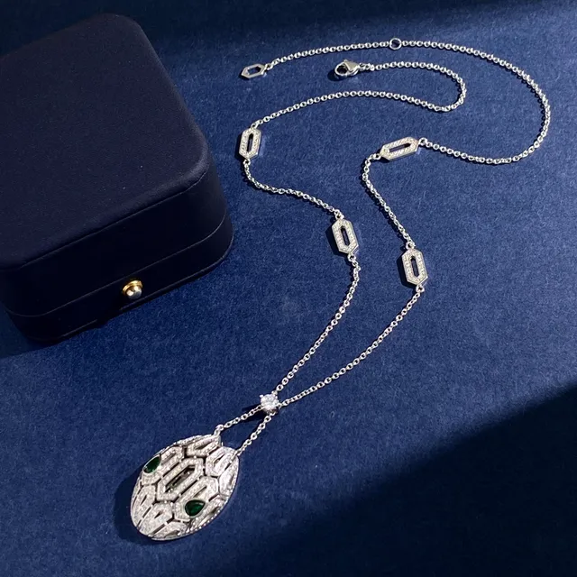 Bvlgari Collier pendentif or vert géométrique en treillis de diamants pavé 6