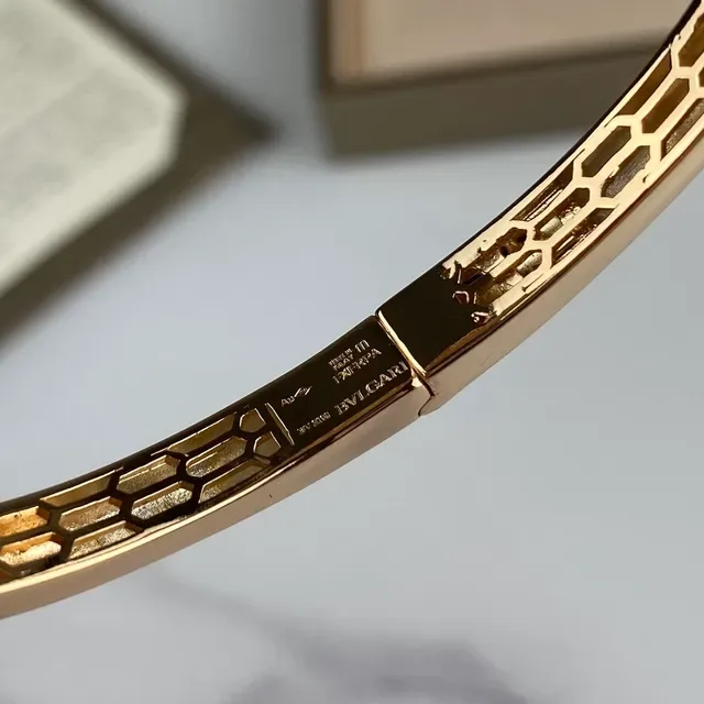 Bvlgari Serpenti Bracelet doré bleu avec motif tête de serpent et bande en maille honeycomb 2