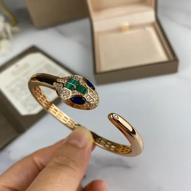 Bvlgari Serpenti Bracelet doré bleu avec motif tête de serpent et bande en maille honeycomb 3