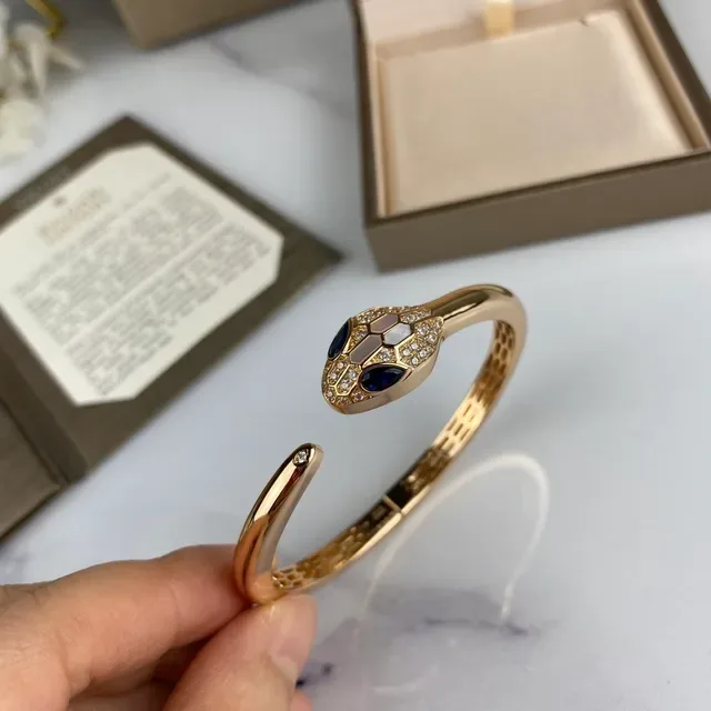 Bvlgari Serpenti Bracelet doré bleu avec motif tête de serpent et bande en maille honeycomb 4