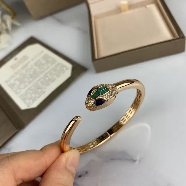 Bvlgari Serpenti Bracelet doré bleu avec motif tête de serpent et bande en maille honeycomb 5
