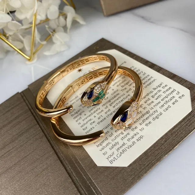 Bvlgari Serpenti Bracelet doré bleu avec motif tête de serpent et bande en maille honeycomb 6