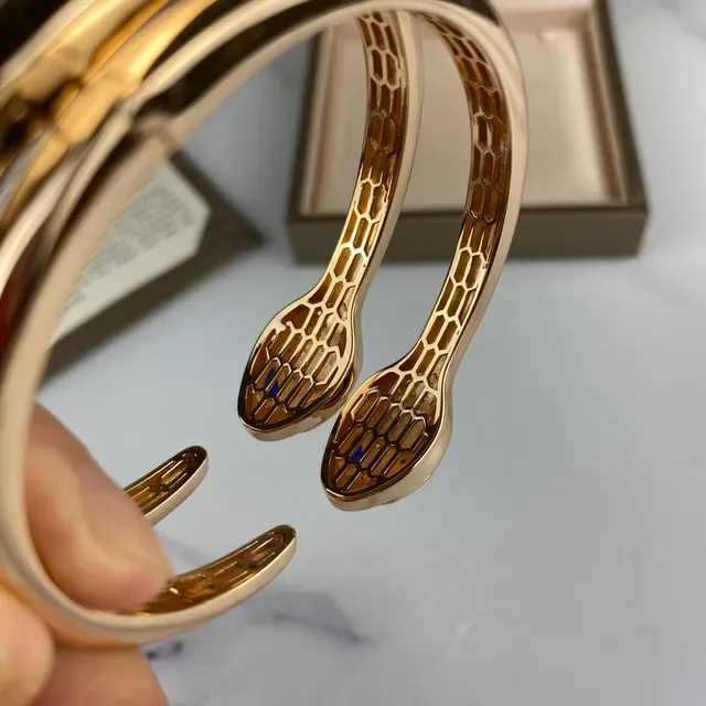 Bvlgari Serpenti Bracelet doré bleu avec motif tête de serpent et bande en maille honeycomb 7