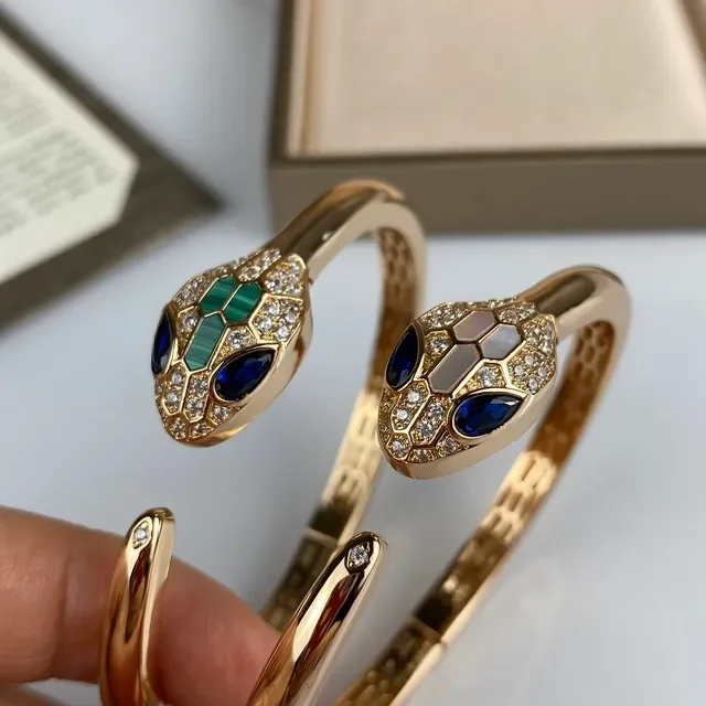 Bvlgari Serpenti Bracelet doré bleu avec motif tête de serpent et bande en maille honeycomb 8