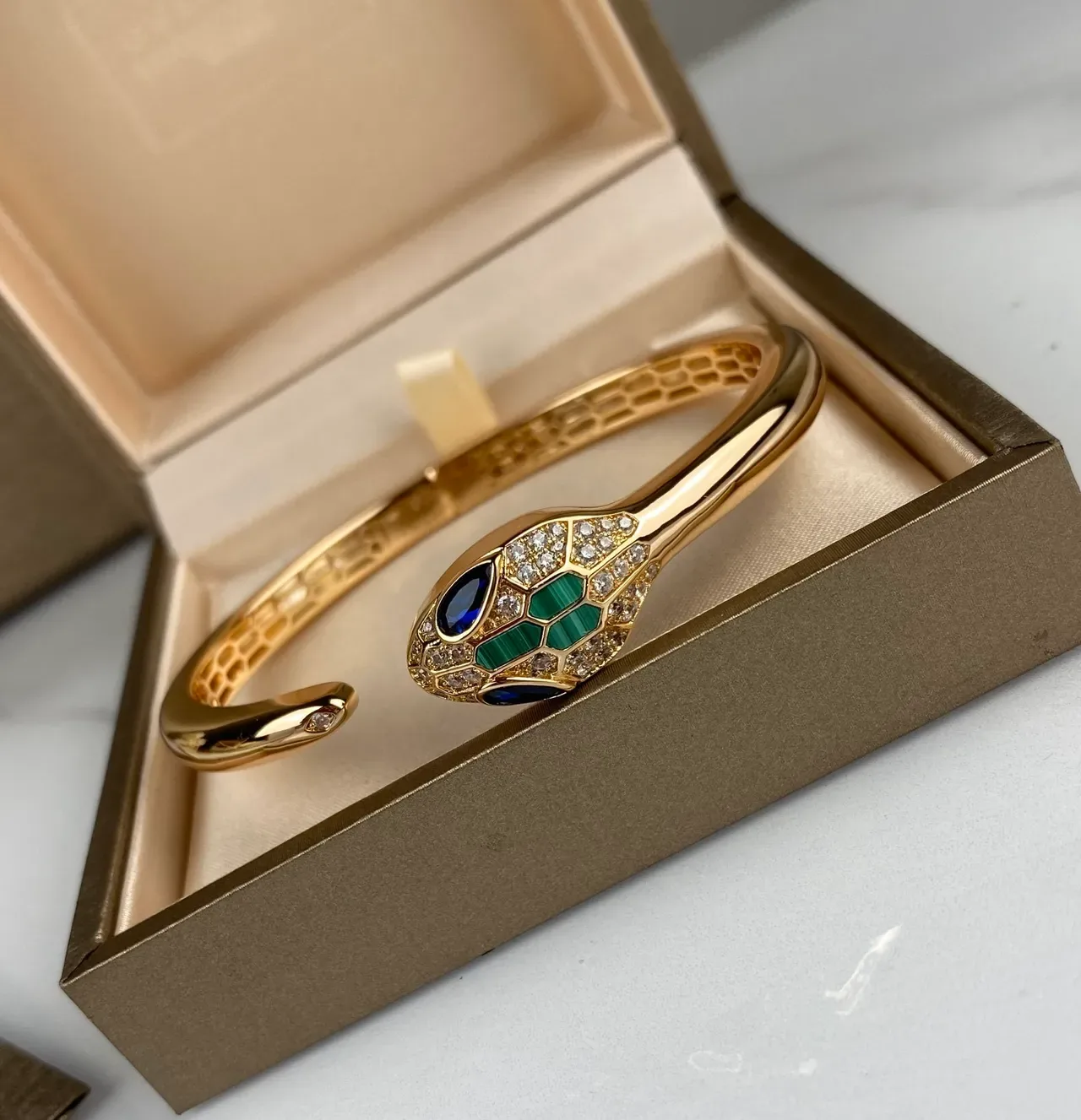 Bvlgari Serpenti Bracelet doré bleu avec motif tête de serpent et bande en maille honeycomb 9