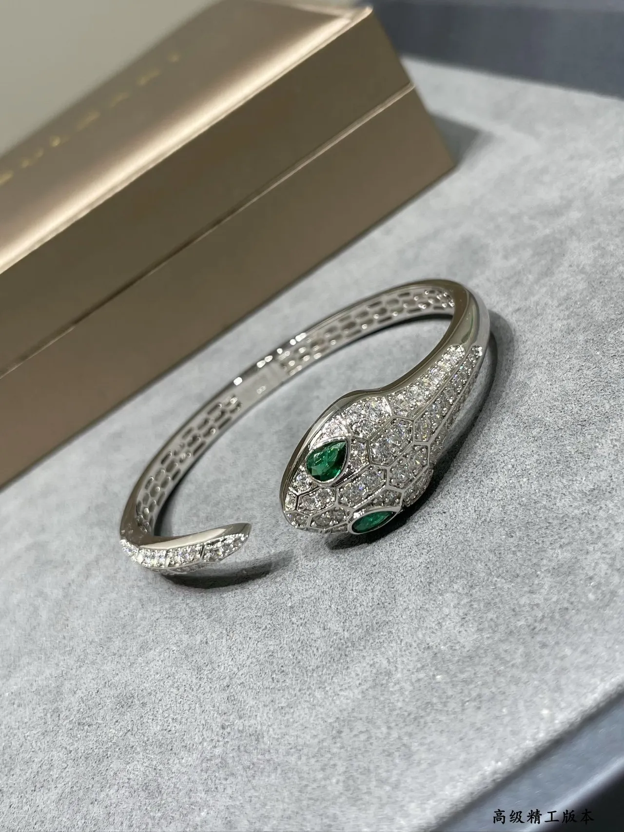 سوار Bvlgari Serpenti رأس الثعبان بانسي الماس والزمرد 4