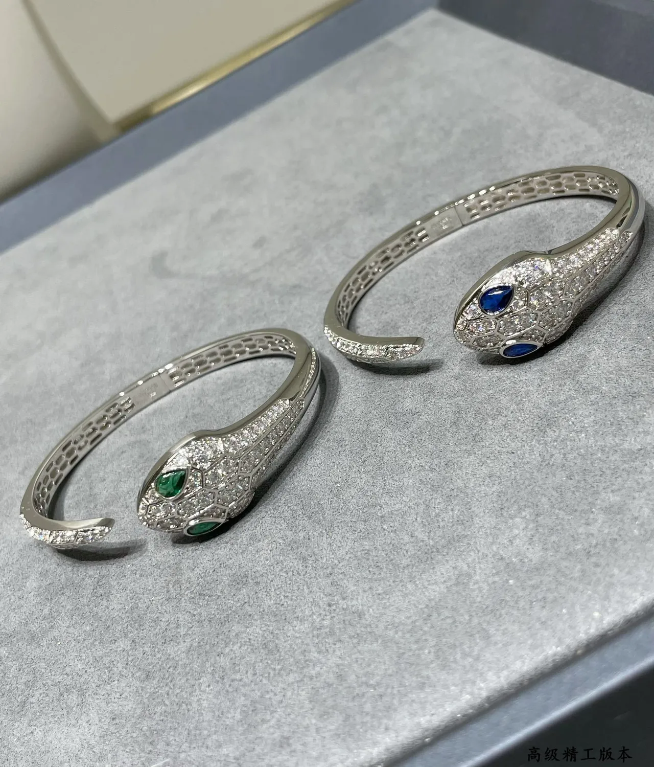سوار Bvlgari Serpenti رأس الثعبان بانسي الماس والزمرد 5