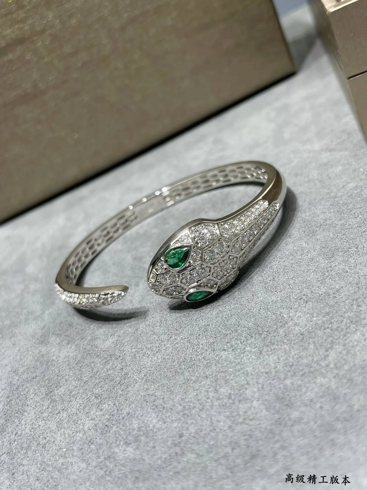 سوار Bvlgari Serpenti رأس الثعبان بانسي الماس والزمرد 6