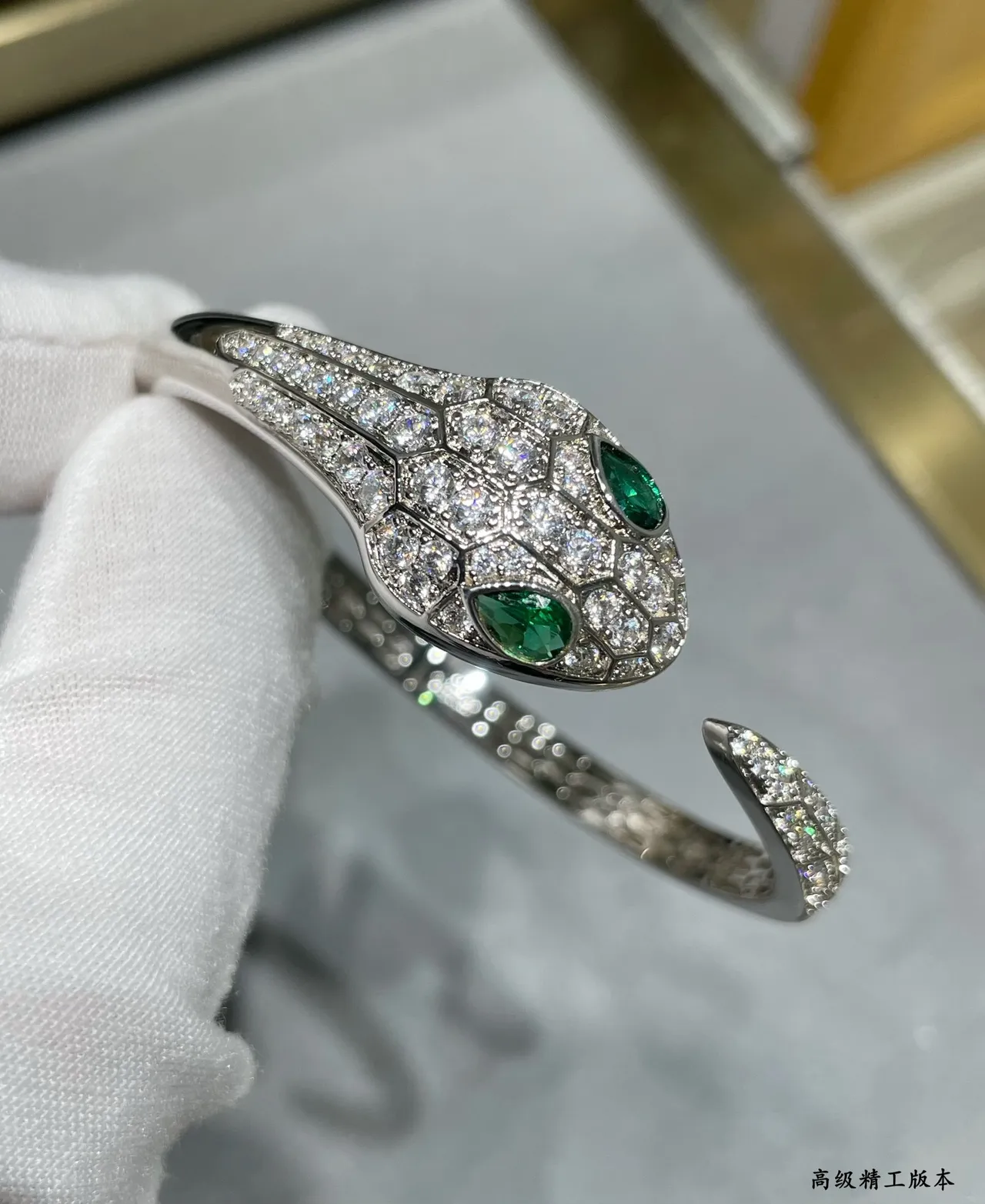 سوار Bvlgari Serpenti رأس الثعبان بانسي الماس والزمرد 7