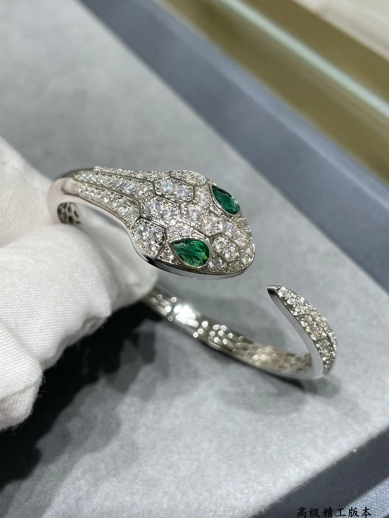 سوار Bvlgari Serpenti رأس الثعبان بانسي الماس والزمرد 8