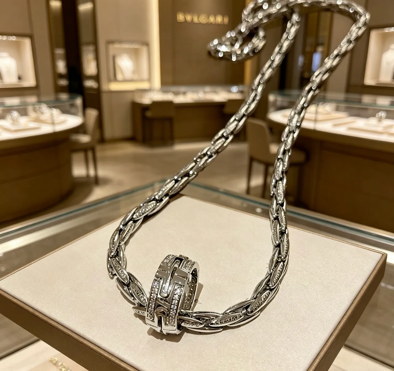Bvlgari Colier à chaîne torsadée argent blanc avec pierres pavé 3