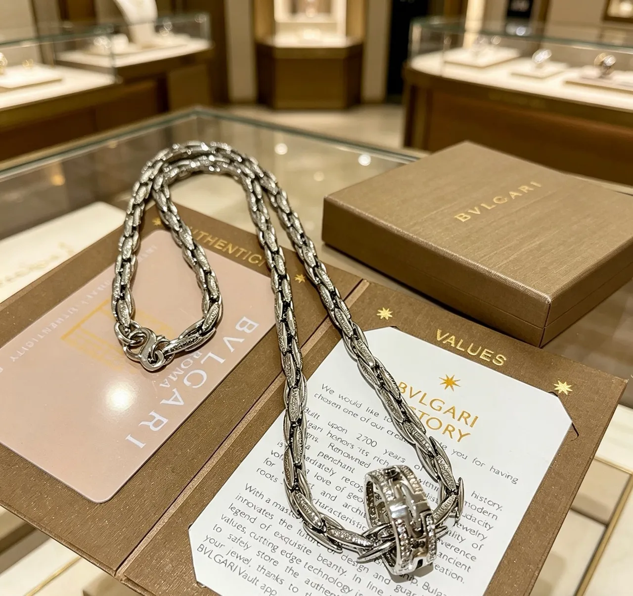 Bvlgari Colier à chaîne torsadée argent blanc avec pierres pavé 4