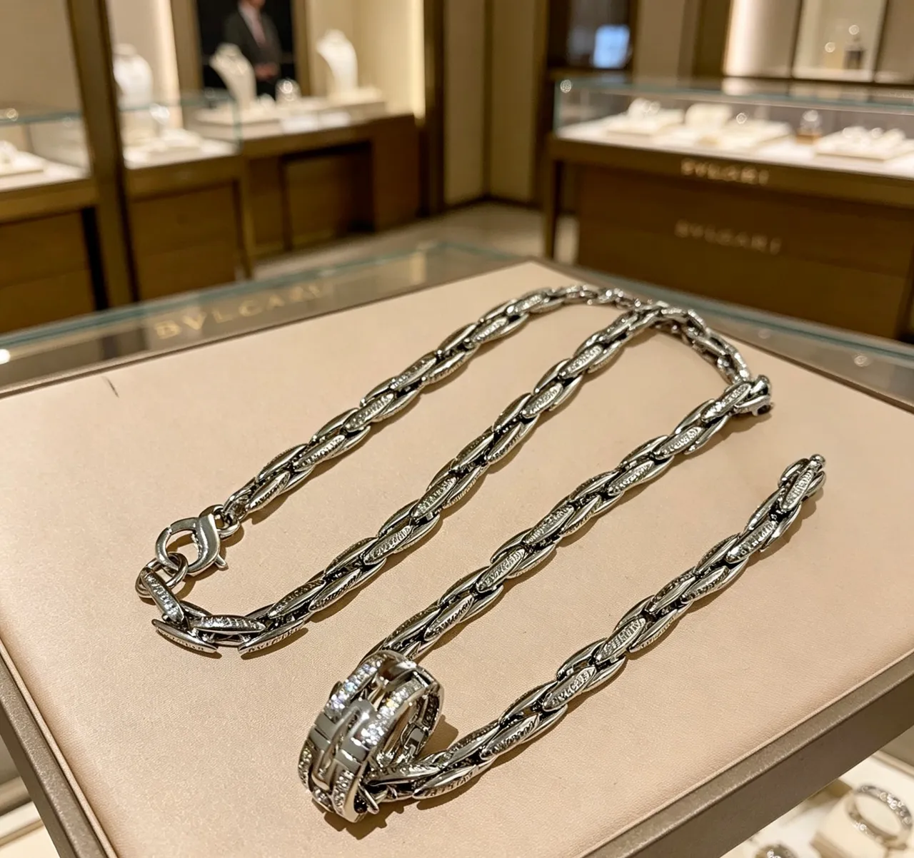 Bvlgari Colier à chaîne torsadée argent blanc avec pierres pavé 9