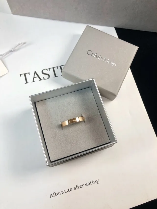 Calvin Klein Bagues Minimalistes Gravées en Or Rose 4