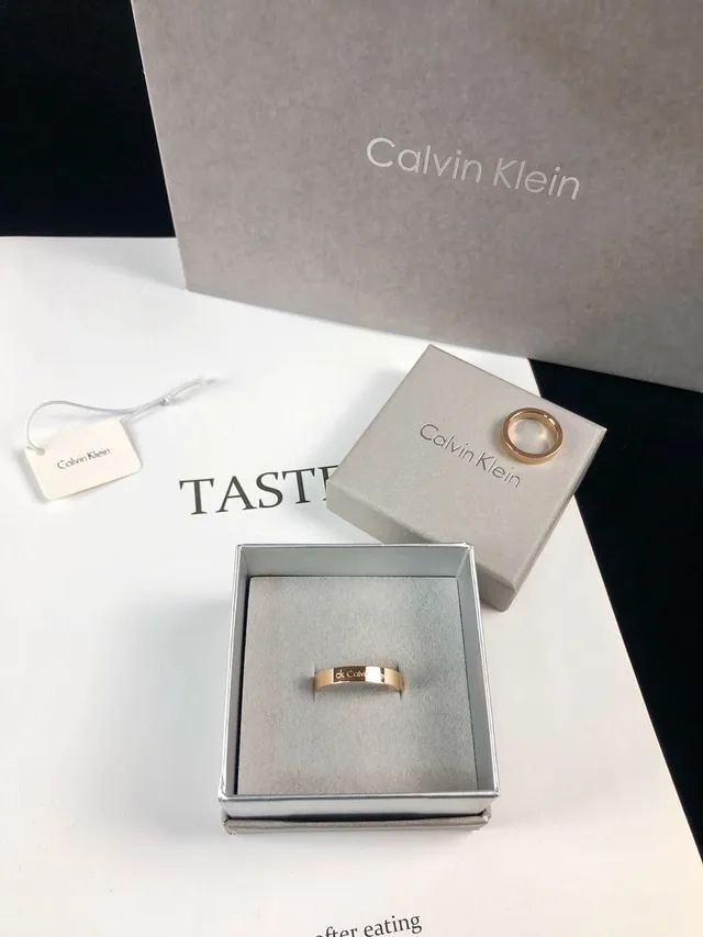 Calvin Klein Bagues Minimalistes Gravées en Or Rose 6
