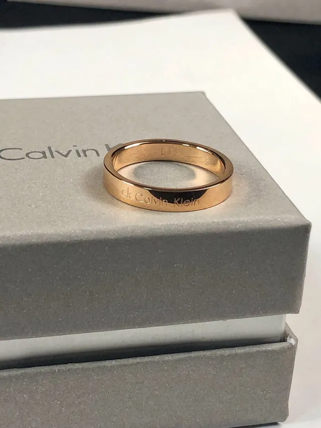 Calvin Klein Bagues Minimalistes Gravées en Or Rose 7