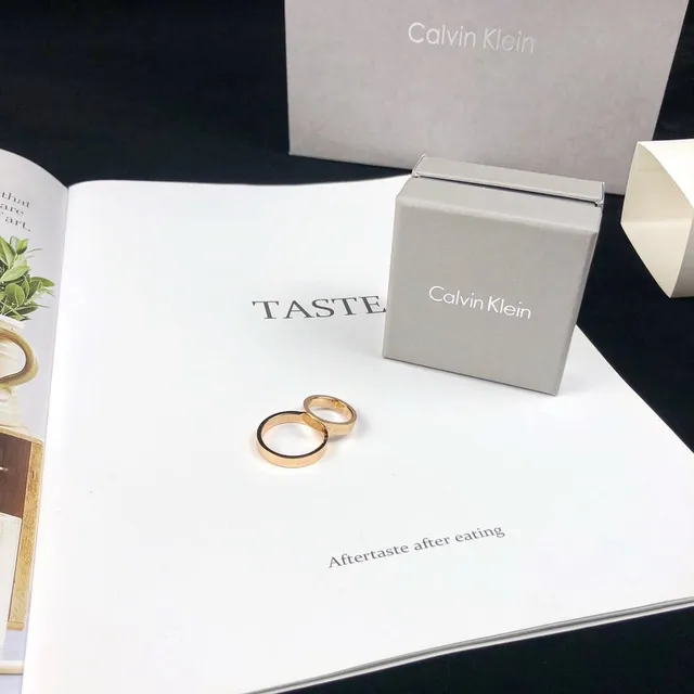 Calvin Klein Bagues Minimalistes Gravées en Or Rose 8