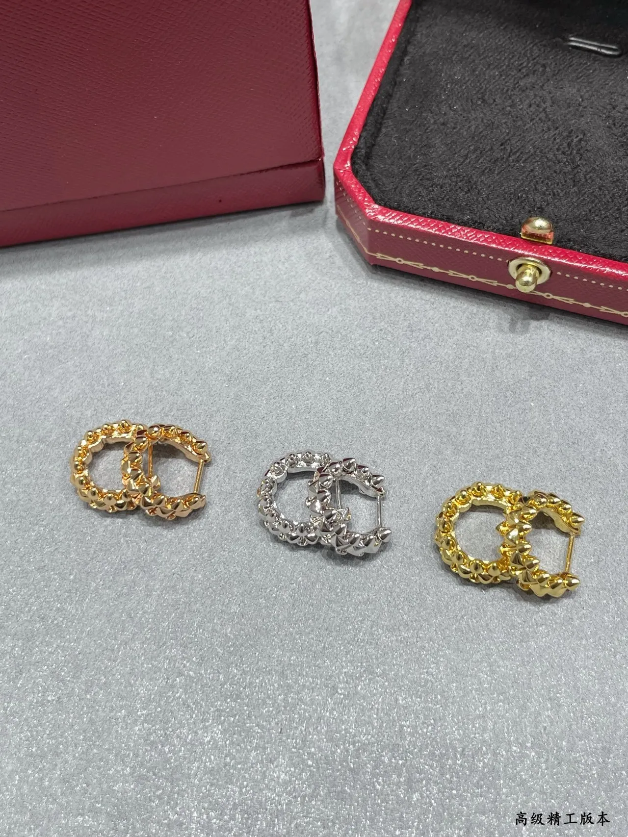 Cartier সোনা রুপা interlocking ডাবল-सी মোটিফ টেক্সচার্ড গ্র্যানুলেটেড সারফেস কানের দুল 9