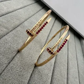 कार्टियर Juste un Clou सोना और रूबी ओपन बैंगल चूड़ियाँ