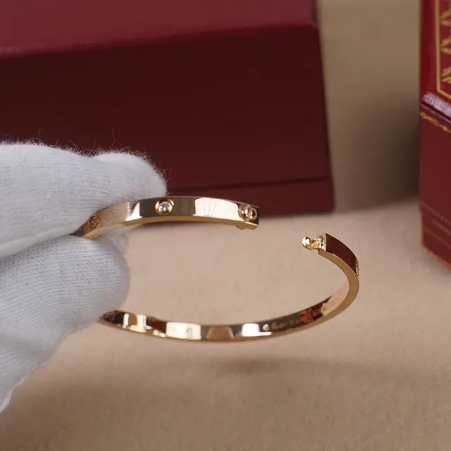 Cartier Juste un Clou Bracelet en Or avec Pierres Serties à la Bordure 6