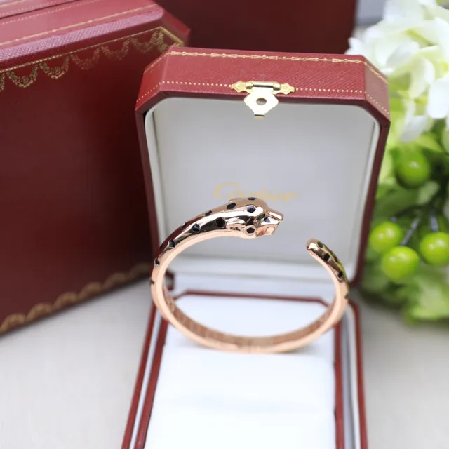 Cartier Panthère Pulseira com cabeça de pantera de ouro e esmalte preto 4