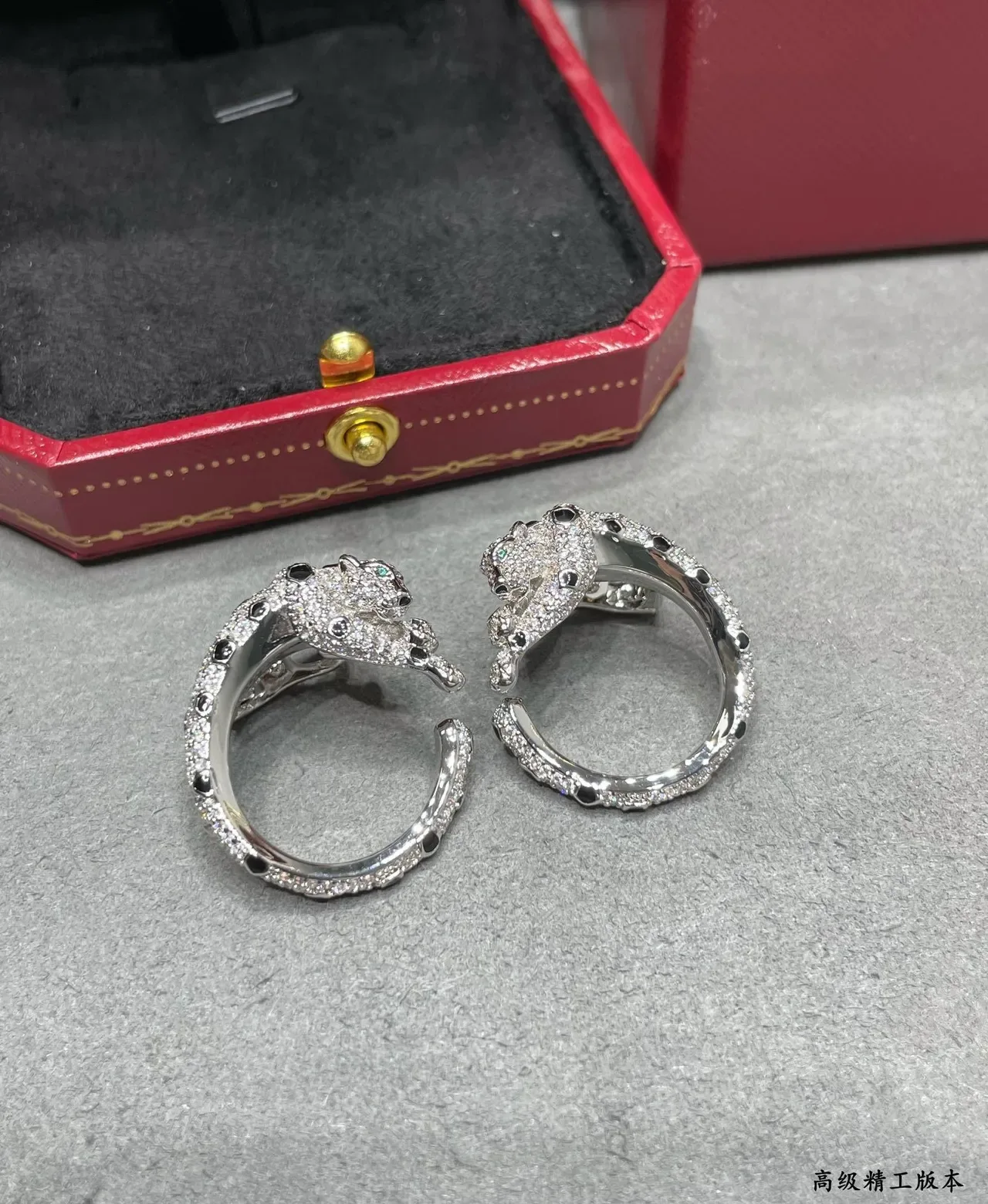 Bagues Cartier Panthère Motif Panthère Pavé Diamants Onyx Œil Émeraude 4