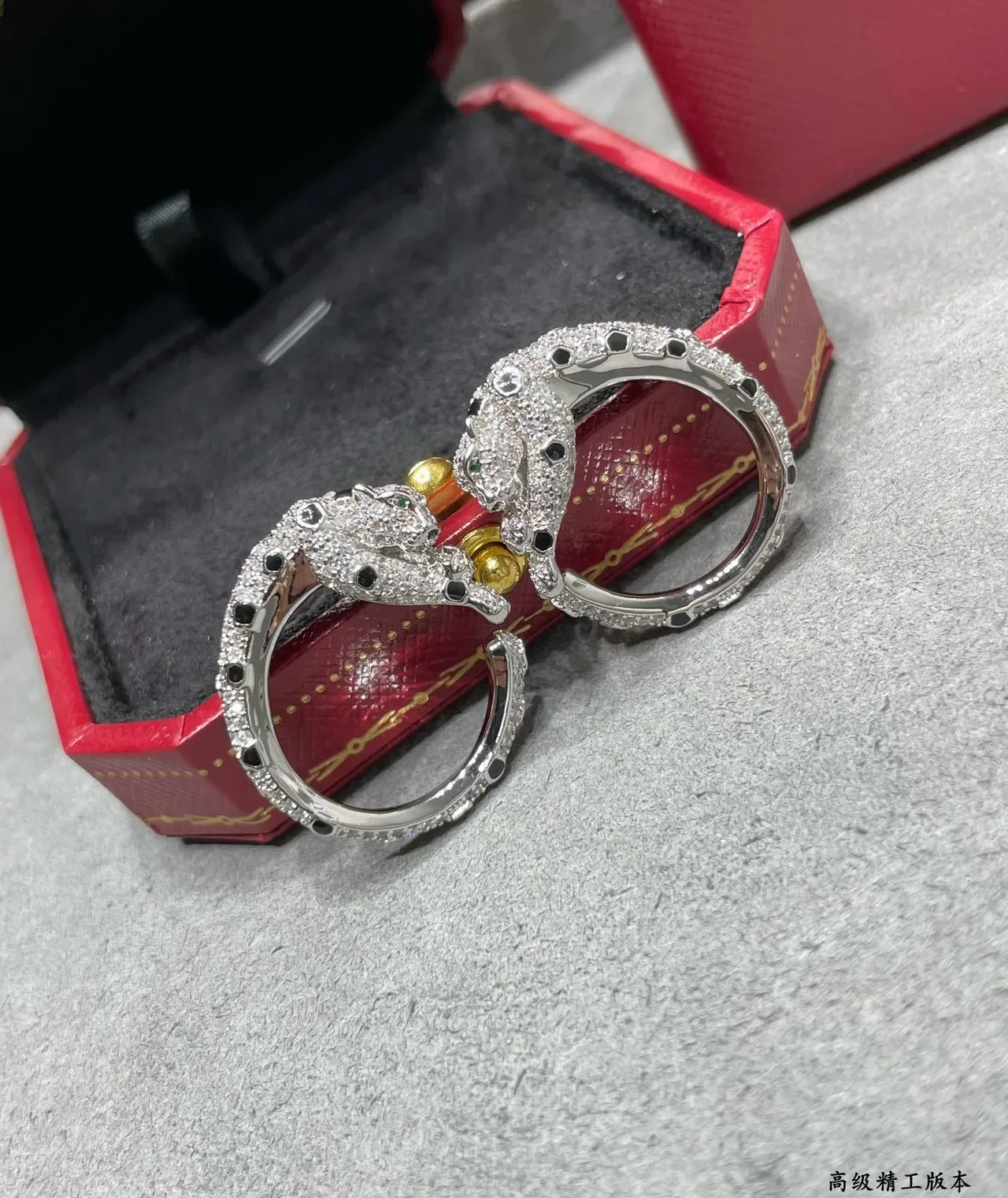 Bagues Cartier Panthère Motif Panthère Pavé Diamants Onyx Œil Émeraude 6