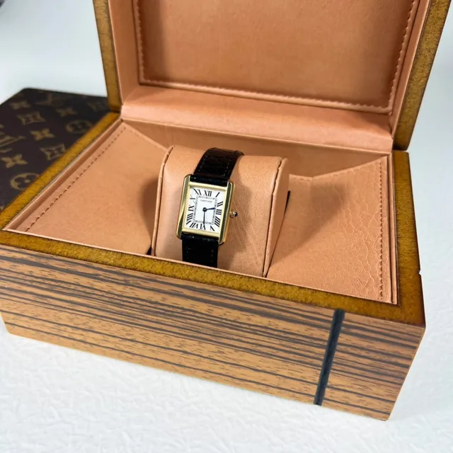 Cartier Tank Louis علبة ذهبية مستطيلة وجه أبيض حزام جلد التمساح الأسود ساعة ميكانيكية 2