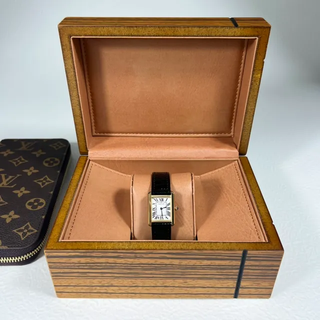 Cartier Tank Louis علبة ذهبية مستطيلة وجه أبيض حزام جلد التمساح الأسود ساعة ميكانيكية 3