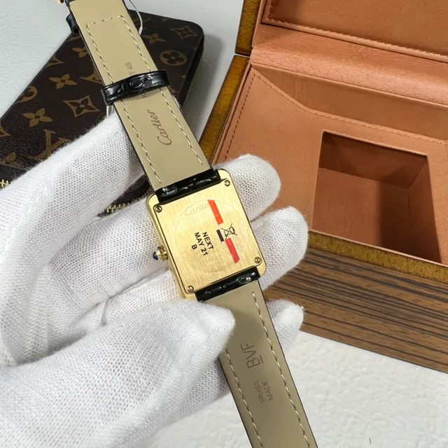 Cartier Tank Louis علبة ذهبية مستطيلة وجه أبيض حزام جلد التمساح الأسود ساعة ميكانيكية 5