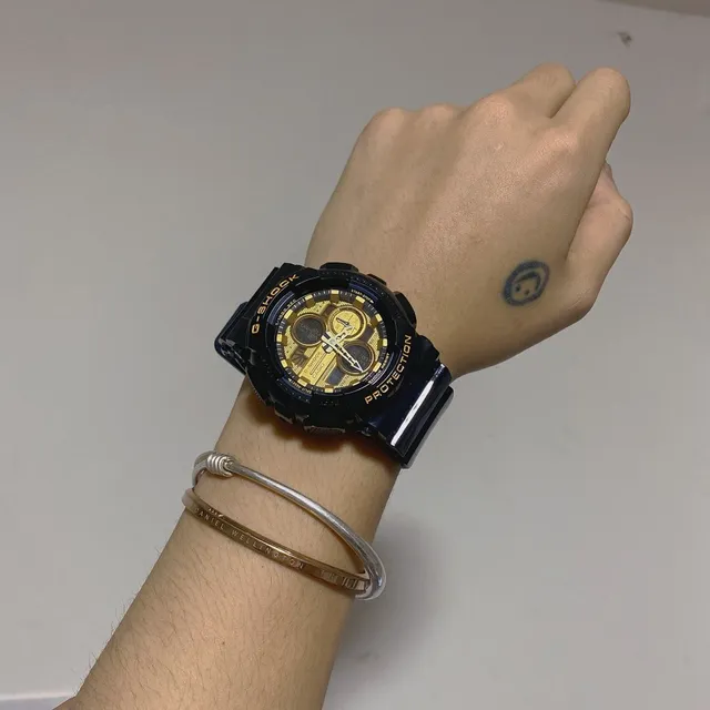Casio G-Shock GA-100 Relógio Esportivo Preto e Dourado 2
