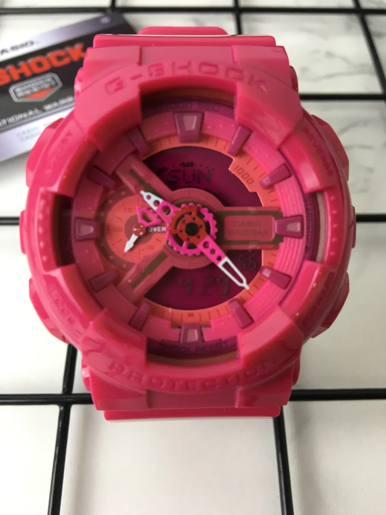 Casio G-Shock GA-100 Montre de sport en résine rose 3