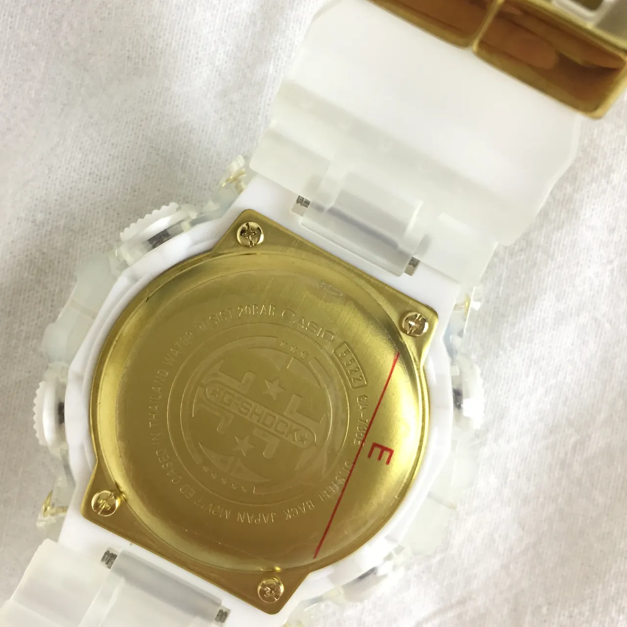 Casio G-Shock GA-100 Relógio Esportivo Branco Translúcido e Dourado 2