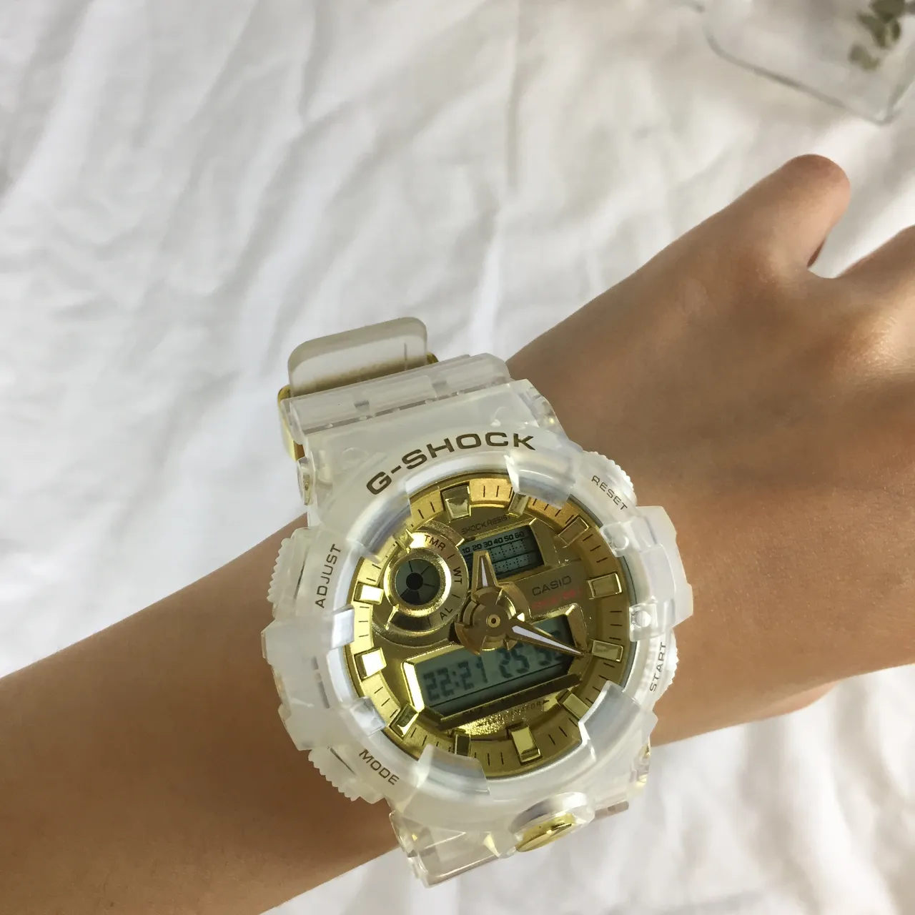 Casio G-Shock GA-100 Relógio Esportivo Branco Translúcido e Dourado 5