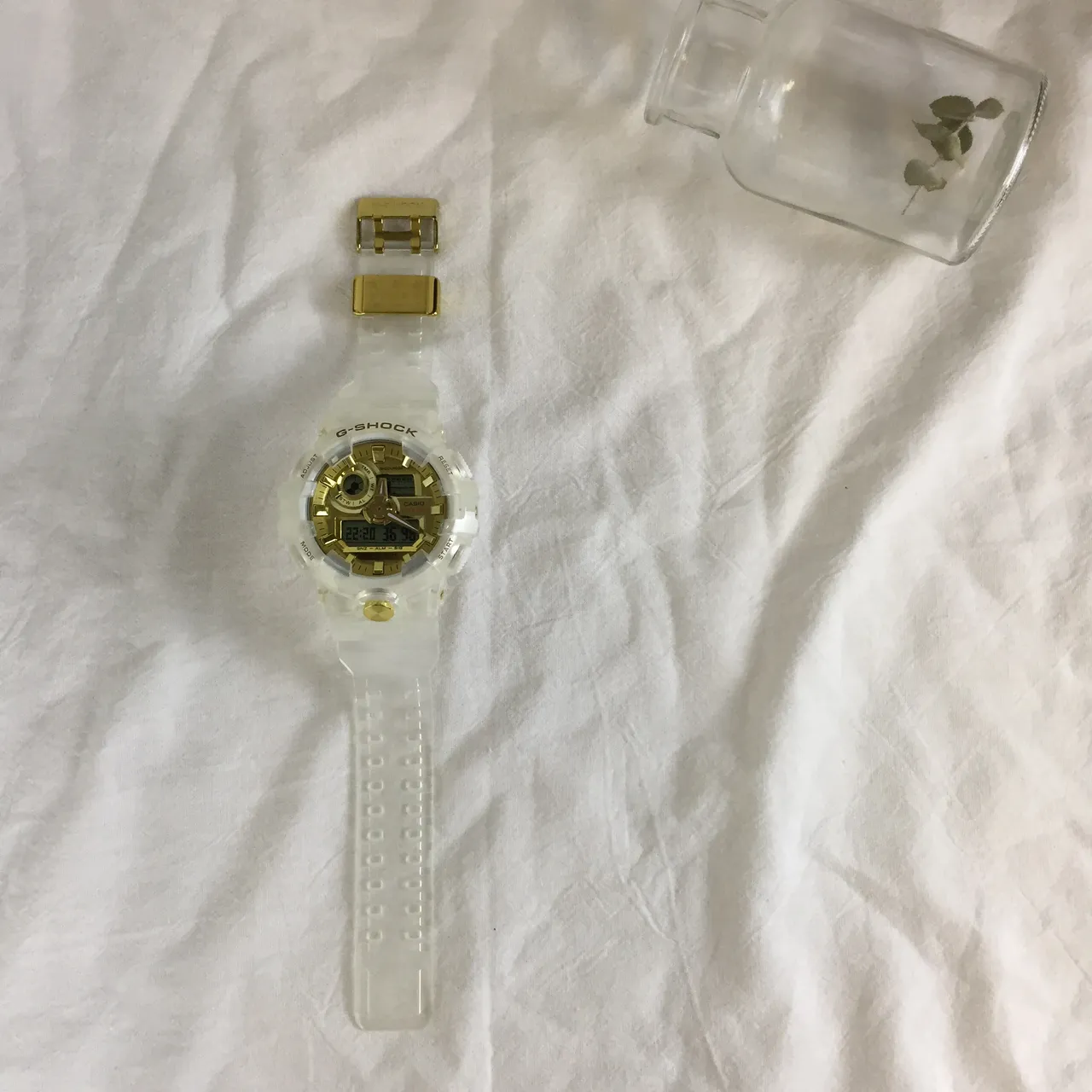 Casio G-Shock GA-100 Relógio Esportivo Branco Translúcido e Dourado 6