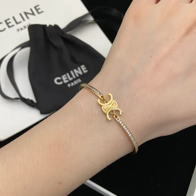 Bracelet Celine Triomphe Motif Logo Pavé de Cristaux en ton doré 6