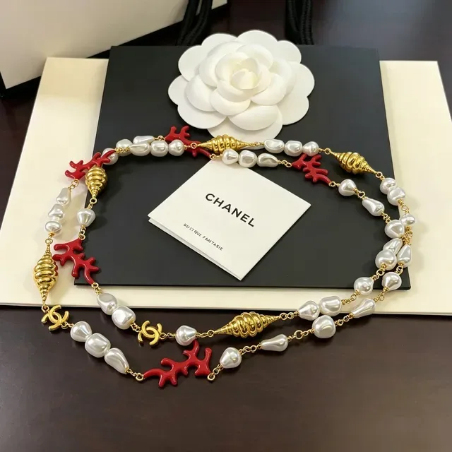 Collier Chanel avec perles baroques et corail rouge en ton doré 2