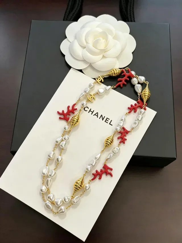 Collier Chanel avec perles baroques et corail rouge en ton doré 3