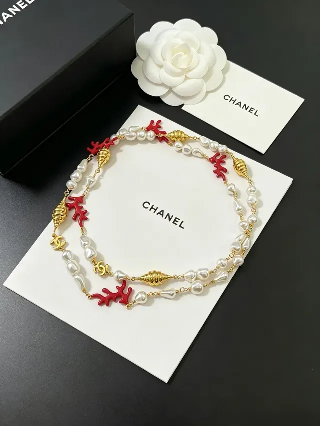 Collier Chanel avec perles baroques et corail rouge en ton doré 4