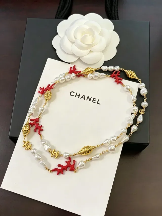 Collier Chanel avec perles baroques et corail rouge en ton doré 5