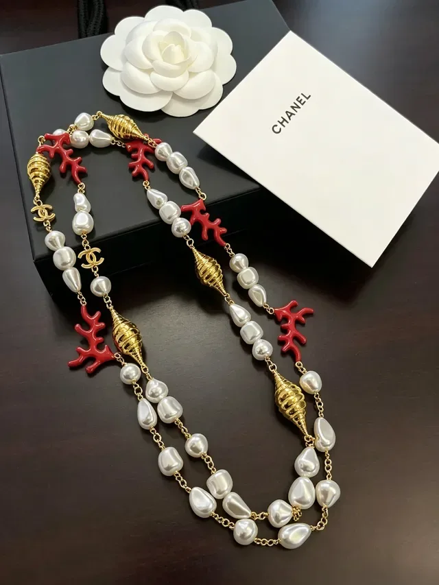 Collier Chanel avec perles baroques et corail rouge en ton doré 6