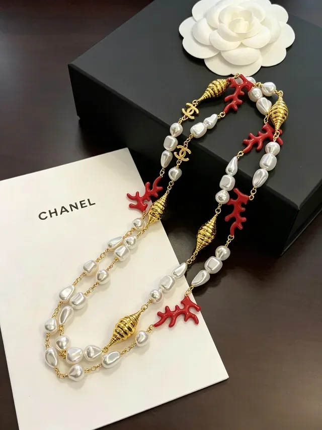 Collier Chanel avec perles baroques et corail rouge en ton doré 7