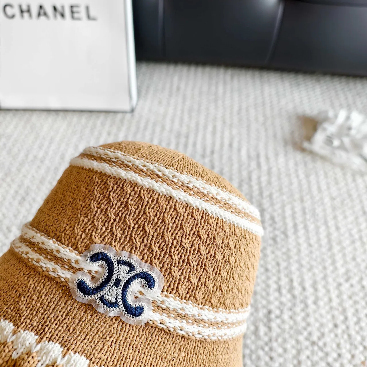 Chanel chapeau de seau paille tressée beige et bleu 3