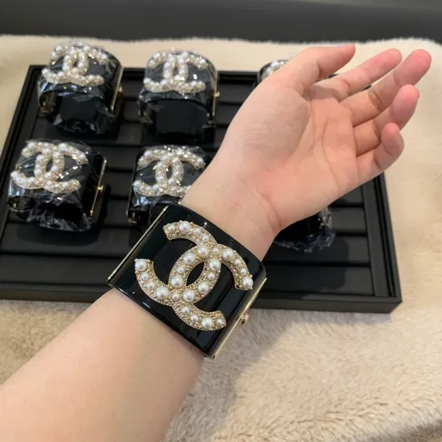 Chanel Black Gold Glossy Lacquer Pearl-Embellished CC Logo Envelope Clutch 2